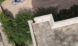 Kozan'da apartmana düşen yıldırımın oluşturduğu hasar dronla görüntülendi