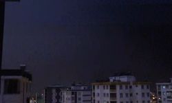 Kozan'da yıldırımın düşme anı kamerada