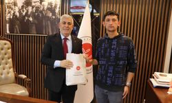 KPSS'ye girerken tezgahına bıraktığı not ile gündem olan simitçiye anlamlı kabul