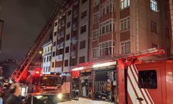 Küçükçekmece'de kentsel dönüşüm kapsamında boşaltılan 7 katlı binanın çatısında yangın