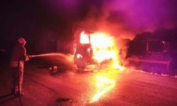 Kumlu'da araç alevlere teslim oldu