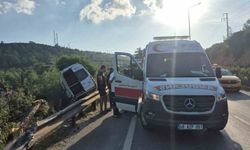 Makas atıp minibüsü şarampole uçurdu: 2 yaralı
