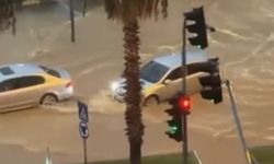 Mersin'de sağanak yağış hayatı olumsuz etkiledi