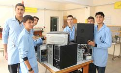 Meslek liseliler elektronik atıkları geri dönüştürüyor: Hedef köy okuluna bilgisayar laboratuvarı