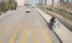 Motosikletin direğe çarptığı kaza kamerada