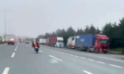 Motosikletlinin tehlikeli yolculuğu kameraya yansıdı