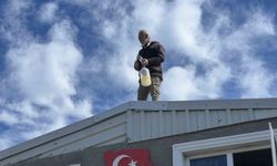 Mudanya'da yıkım krizi: Ev sahibi çatıya çıktı