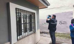 Muhtarlığın kamerasını söküp bahçeye attılar