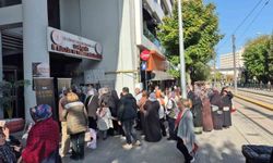 Mukaddes emanetleri görebilmek için metrelerce kuyruk oluşturdular