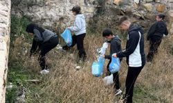 Öğrenciler Bayburt Kalesi'nin çevresini temizledi