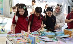 Öğrenciler Kocaeli Kitap Fuarı'nda kitapların dünyasını keşfediyor