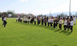Öğrenciler ve aileler spor yapıp, geleneksel oyunlar oynadı