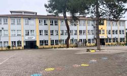 Öğrencilerin kavgasını ayıran hizmetli darbedildi, öğretmen baygınlık geçirdi