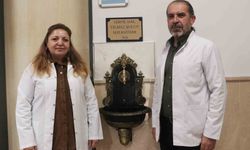 Okul müdürü ve yardımcısı, öğrencilere örnek olmak için okul koridorunda hayır çeşmesi kurdu