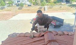 Okulun çatısının işçiliğini muhtar ücretsiz yaptı