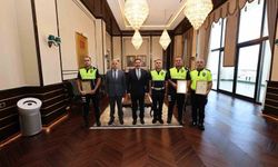 Örnek davranışıyla Bakan Çiftçi'nin takdirini toplayan polis memurlarına başarı belgesi verildi