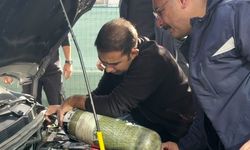 Otomobilin motor kısmına saklanan kedi oksijen gazı basılarak çıkarıldı