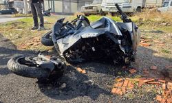 Otomobille çarpışan motosiklet sürücüsü havaya uçtu: Trafik kazası kamerada