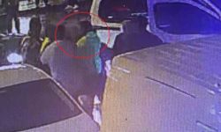 Park halindeki araca çarptı, ihbara gelen polise kafa attı: Alkollü sürücü gözaltına alındı