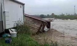 Sakarya'da sel sularına kapılan evler böyle sürüklendi: Evdekiler son anda kurtuldu