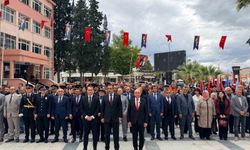 Sarıgöl'de Cumhuriyet coşkusu çelenk töreniyle başladı