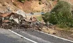 Şavşat'ta yamaçtan kopan dev kayalar köy yolunu kapattı