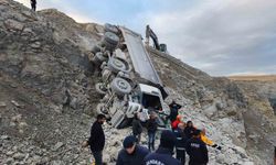 Sivas'ta taş ocağında kamyon devrildi, sürücüsü yaralandı