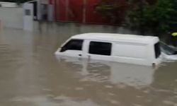 Su baskının ilk anları kamerada: Araçlar böyle sürüklendi
