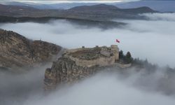 Tarihi Boyabat Kalesi sis denizinin üzerinde kaldı