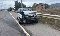 Tavşanlı'da otomobil bariyerlere çarptı: 1 yaralı