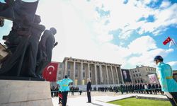 TBMM Başkanı Kurtulmuş, Atatürk Anıtı'na çelenk bıraktı