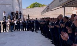 TBMM Başkanı Kurtulmuş, Sultanlar Türbesi Saygı Nöbeti değişimi izledi