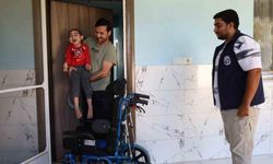 Tekerlekli sandalye sürpriziyle mutlu olan serebral palsili çocuğun gülüşü yürekleri ısıttı