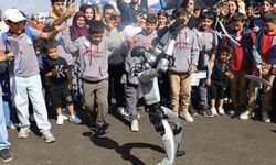 TEKNOFEST Güneydoğu'da insansı robota yoğun ilgi: Halay çektirdiler, türkü söyleyip öptüler