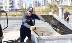Temizlik esnasında bulduğu çantanın içerisinde 600 bin liralık döviz ve altın çıktı, sahibine ulaştırdı