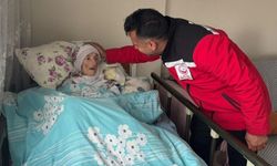 Torunlarının torununu gören 114 yaşındaki Salli Nineye anlamlı ziyaret