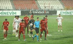 Trendyol Süper Lig'in 10. haftasında oynanan Ümraniyespor - Boluspor müsabakasında yoğun yağmur yağışı ve zeminin ağırlaşması sebebiyle müsabakaya 15 dakika ara verildi.