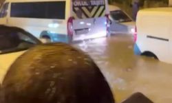 Ümraniye'de sağanak yağış nedeniyle araçlar suda mahsur kaldı