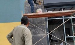 Ustaları beklemeden kendi tulumu giyerek okulu güzelleştirdi