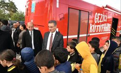 Vali Aydın Baruş, gezici kütüphanede çocuklarla bir araya geldi