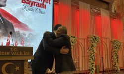 Vali Taşolar, bisikletiyle ve elinde bayrağıyla konvoya katılan Urfullah Çiftçi'yi resepsiyonda ağırladı