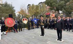 Van'da 29 Ekim Cumhuriyet Bayramı için çelenk sunma töreni düzenlendi