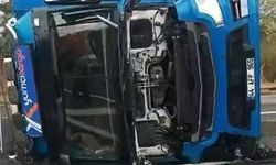 Virajı alamayan kargo tırı devrildi: 1 yaralı