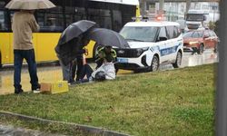 Yağmur altında ıslanan yaralıya trafik polisi şemsiye tuttu