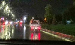 Yağmurlu havada motosiklet kasasında tehlikeli yolculuk kamerada