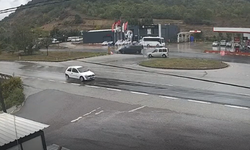 Yalova'da otomobilin ikiye bölündüğü kaza kamerada