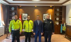 Yaralı genci yağmurdan şemsiyeyle koruyan polise başarı belgesi