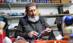Yarım asırdır ayakkabı tamirciliği yapan 73 yaşındaki usta, mesleğini aşkla sürdürüyor