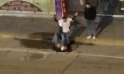 Yerdeki kişinin yüzüne ayağıyla bastı: Şiddet anları kamerada