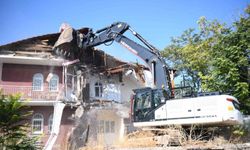 Yeşilyurt'ta metruk yapı yıkıldı